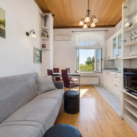 Old Town Apartment *